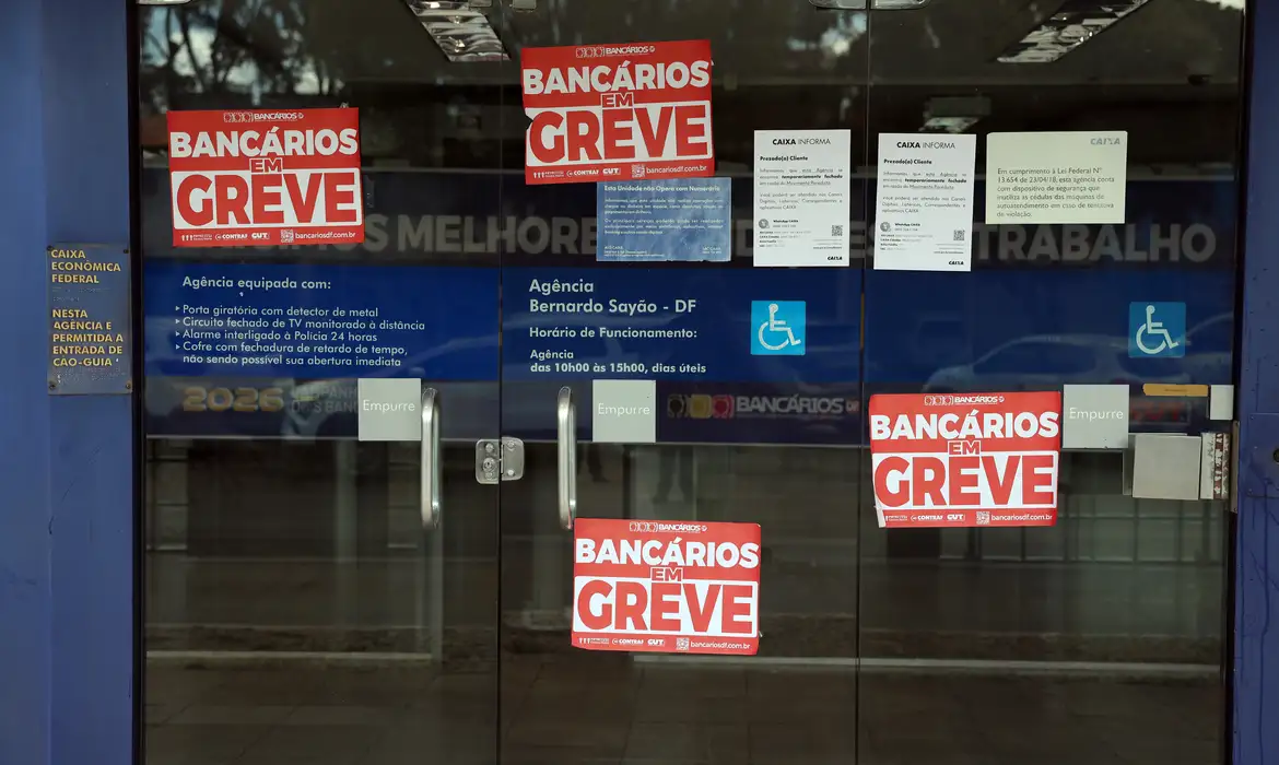 Funcionários da Caixa mantêm greve por tempo indeterminado após rejeitarem proposta